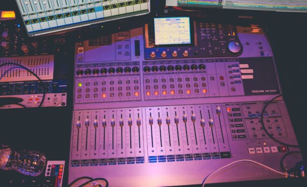Die Vorteile der Aufnahme von Stimme und Musik in einem Tonstudio und wie man das richtige Studio wählt